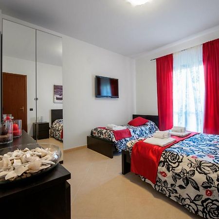 B&B La Casetta لاديسْبولِ الغرفة الصورة